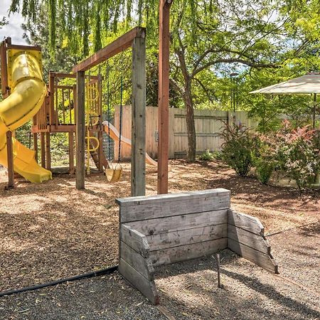 Central Medford Family Retreat With Large Yard! Exterior foto